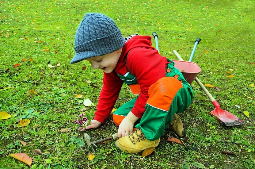 benefits of gardening for children - florist kid