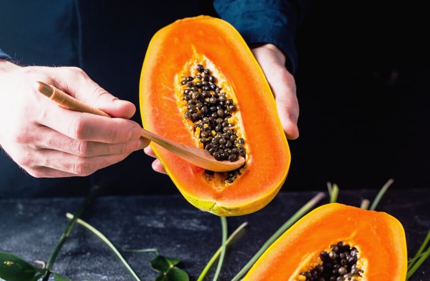 taking out papaya seeds